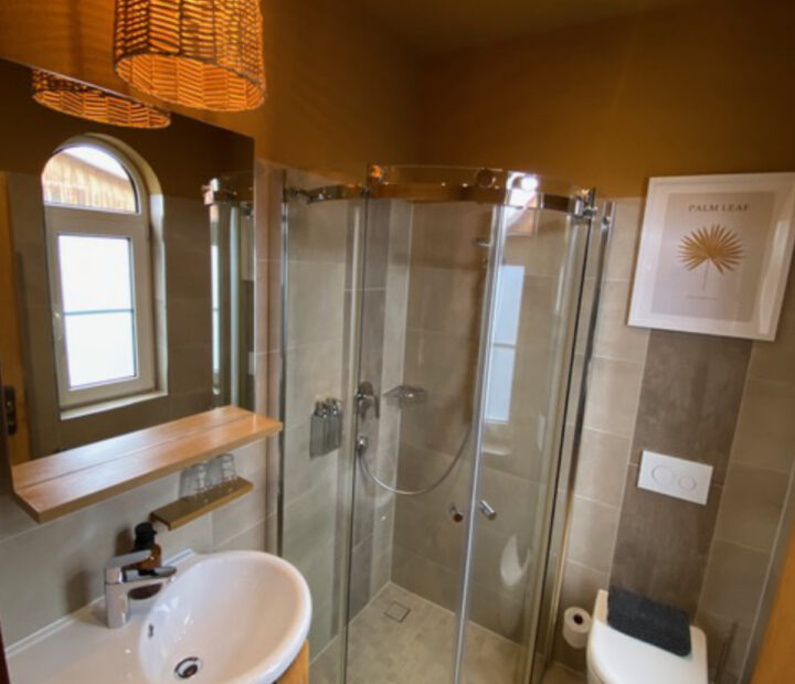 Eigenes Badezimmer mit Dusche