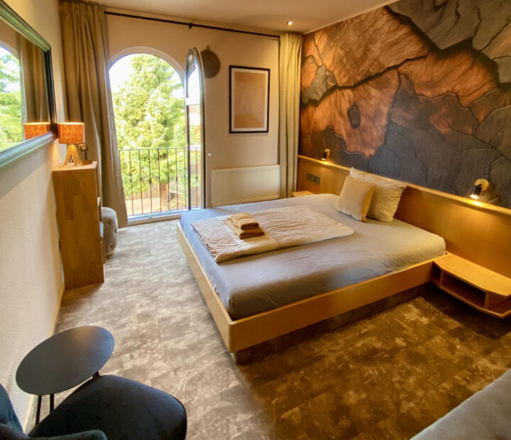 Zimmer in der Villa Vanila mit Balkon und Blick ins Grüne